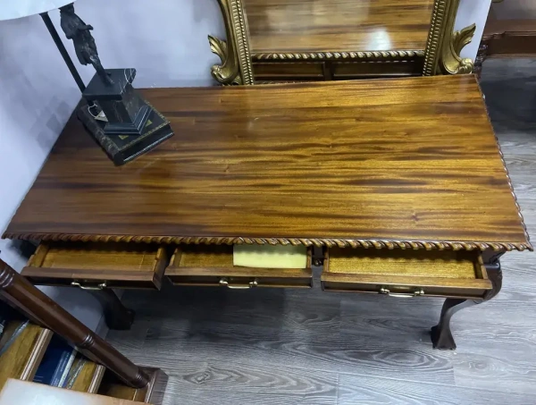 Стол письменный Чиппендейл с 3 ящиками МИГ203 CT3D-M купить в интернет магазине Мебель из массива. Звоните +7 495 961-63-63 Дизайнерская мебель